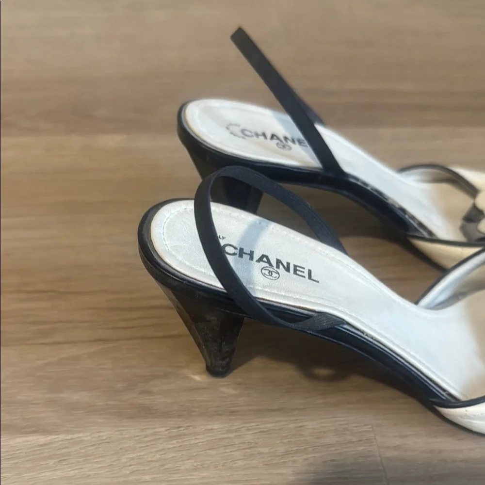 CHANEL Black and Cream Heels with Floral Accent - Picture 2 of 6